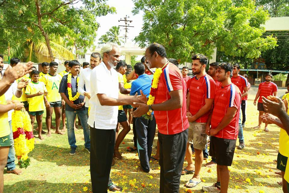Tamil-Thalaivas-with-Ravi-coach