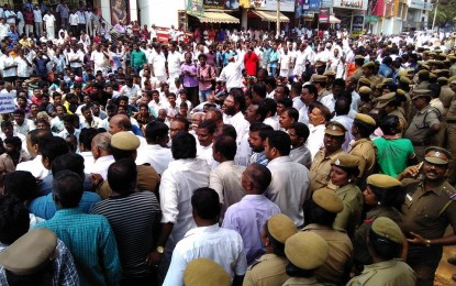 நாகர்கோவில் ஆட்சியர் அலுவலகம் முன்பாக குளச்சல் வர்த்தக துறைமுகம்  வந்தே தீரவோண்டும் என்று போராட்டம்